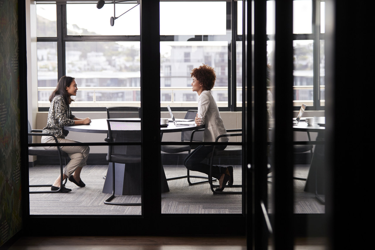 Twee vrouwen in sollicitatie gesprek