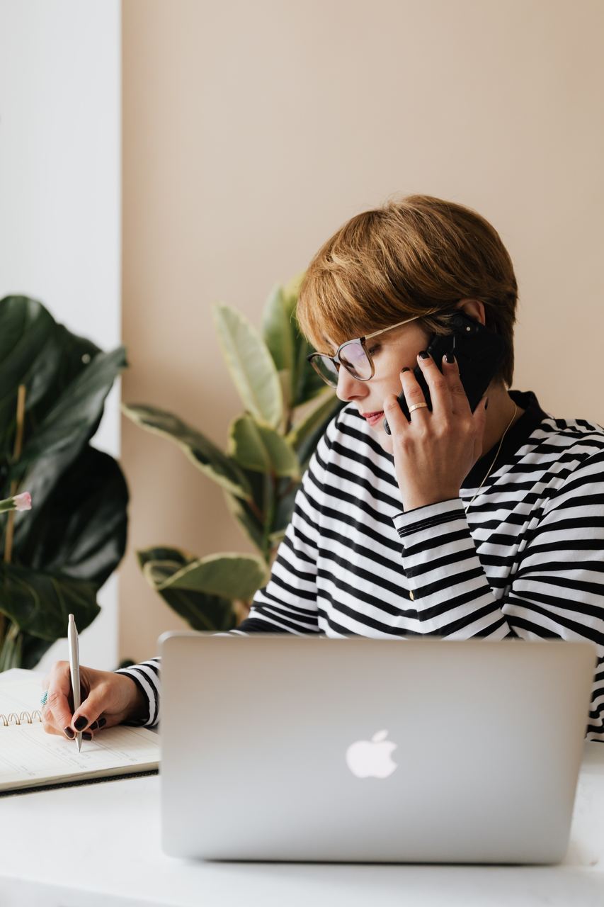 Vrouw in gesprek aan de telefoon