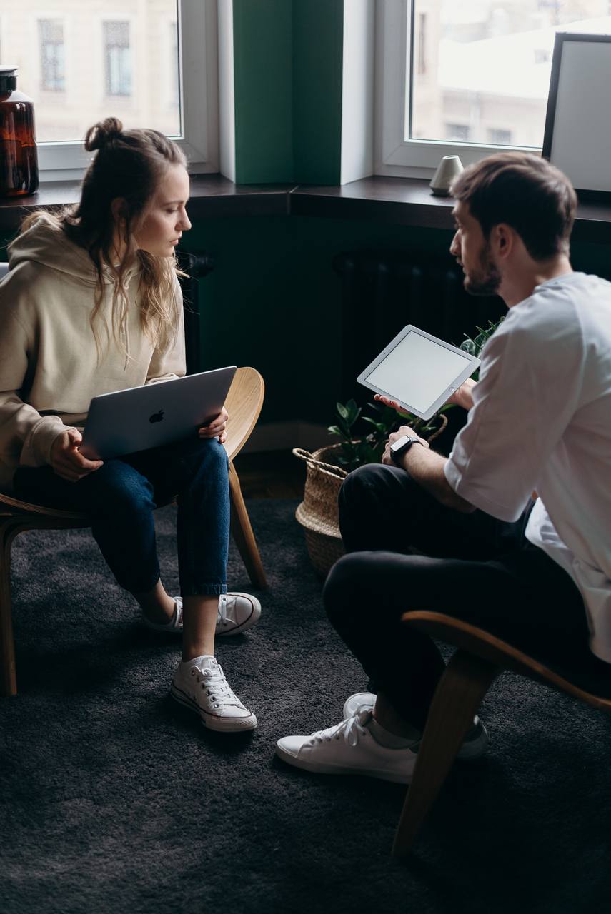 Man en vrouw in gesprek